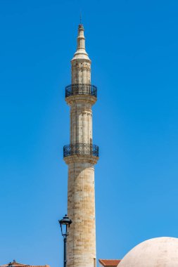 Akdeniz 'in eski bir kasabası. Tarihi Neratze Camii. Yunanistan 'ın Rethymno kentindeki gündüz manzarası