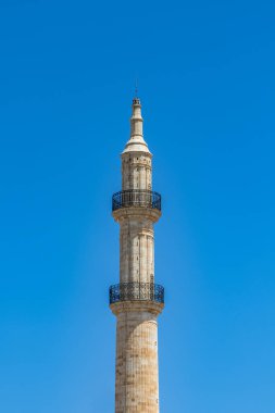Akdeniz 'in eski bir kasabası. Tarihi Neratze Camii. Yunanistan 'ın Rethymno kentindeki gündüz manzarası