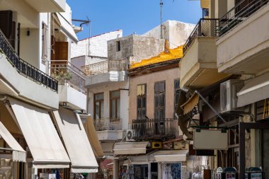 Akdeniz 'in eski bir kasabası. Dar sokaklardaki tarihi binalar. Yunanistan, Girit 'teki Rethymno kentsel görünümü