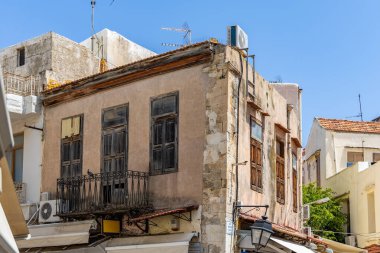 Akdeniz 'in eski bir kasabası. Dar sokaklardaki tarihi binalar. Yunanistan, Girit 'teki Rethymno kentsel görünümü