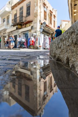 Akdeniz 'in eski bir kasabası. Dar sokaklardaki tarihi binalar. Yunanistan, Girit 'teki Rethymno kentsel görünümü
