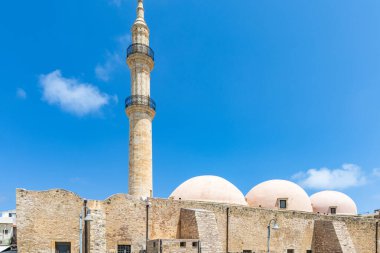 Akdeniz 'in eski bir kasabası. Tarihi Neratze Camii. Yunanistan 'ın Rethymno kentindeki gündüz manzarası