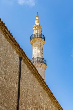 Akdeniz 'in eski bir kasabası. Tarihi Neratze Camii. Yunanistan 'ın Rethymno kentindeki gündüz manzarası