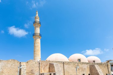 Akdeniz 'in eski bir kasabası. Tarihi Neratze Camii. Yunanistan 'ın Rethymno kentindeki gündüz manzarası