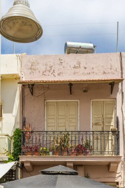 Akdeniz 'in eski bir kasabası. Dar sokaklardaki tarihi binalar. Yunanistan, Girit 'teki Rethymno kentsel görünümü