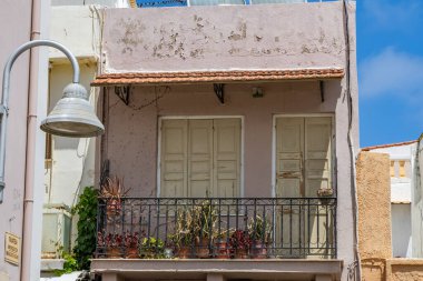 Akdeniz 'in eski bir kasabası. Dar sokaklardaki tarihi binalar. Yunanistan, Girit 'teki Rethymno kentsel görünümü