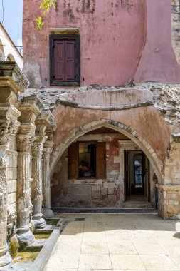 Akdeniz 'in eski bir kasabası. Dar sokaklardaki tarihi binalar. Yunanistan, Girit 'teki Rethymno kentsel görünümü