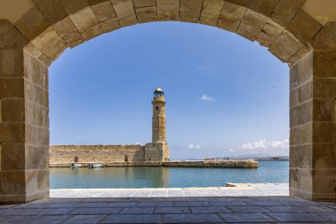 Akdeniz 'in eski bir kasabası. Tarihi taştan bir deniz feneri. Yunanistan 'ın Rethymno kentindeki mavi gökyüzü ile gündüz manzarası