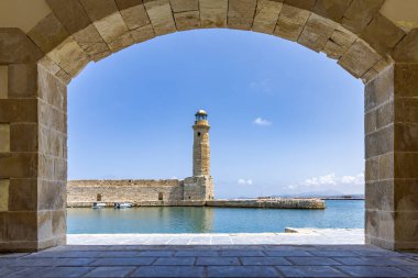 Akdeniz 'in eski bir kasabası. Tarihi taştan bir deniz feneri. Yunanistan 'ın Rethymno kentindeki mavi gökyüzü ile gündüz manzarası