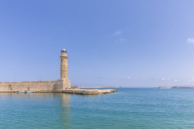 Akdeniz 'in eski bir kasabası. Tarihi taştan bir deniz feneri. Yunanistan 'ın Rethymno kentindeki mavi gökyüzü ile gündüz manzarası