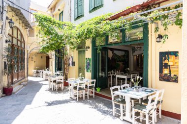 Akdeniz 'in eski bir kasabası. Dar sokaklardaki tarihi binalar. Yunanistan, Girit 'teki Rethymno kentsel görünümü