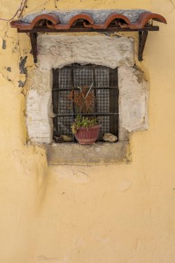 Akdeniz 'in eski bir kasabası. Dar sokaklardaki tarihi binalar. Yunanistan, Girit 'teki Rethymno kentsel görünümü
