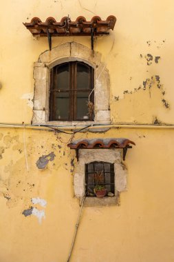 Akdeniz 'in eski bir kasabası. Dar sokaklardaki tarihi binalar. Yunanistan, Girit 'teki Rethymno kentsel görünümü