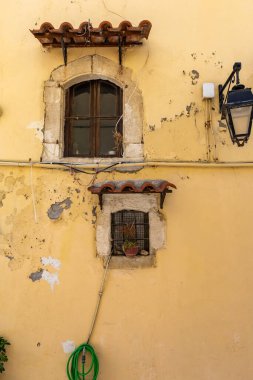 Akdeniz 'in eski bir kasabası. Dar sokaklardaki tarihi binalar. Yunanistan, Girit 'teki Rethymno kentsel görünümü
