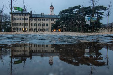 Güzel tarihi Landgrave Kalesi ve Prusya kralları ve Alman imparatorlarının yazlık evi. Bad Homburg, Hesse, Almanya 'daki şato parkında yağmurlu bir hava var.