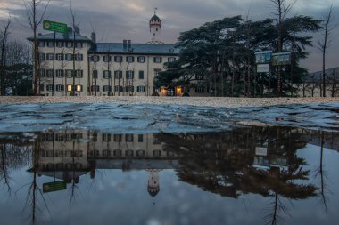 Güzel tarihi Landgrave Kalesi ve Prusya kralları ve Alman imparatorlarının yazlık evi. Bad Homburg, Hesse, Almanya 'daki şato parkında yağmurlu bir hava var.
