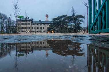Güzel tarihi Landgrave Kalesi ve Prusya kralları ve Alman imparatorlarının yazlık evi. Bad Homburg, Hesse, Almanya 'daki şato parkında yağmurlu bir hava var.