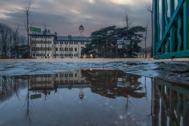 Güzel tarihi Landgrave Kalesi ve Prusya kralları ve Alman imparatorlarının yazlık evi. Bad Homburg, Hesse, Almanya 'daki şato parkında yağmurlu bir hava var.