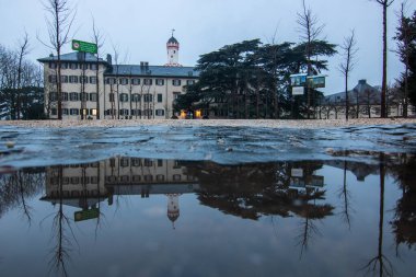 Güzel tarihi Landgrave Kalesi ve Prusya kralları ve Alman imparatorlarının yazlık evi. Bad Homburg, Hesse, Almanya 'daki şato parkında yağmurlu bir hava var.