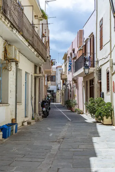 Akdeniz 'in eski bir kasabası. Dar sokaklardaki tarihi binalar. Yunanistan, Girit 'teki Rethymno kentsel görünümü