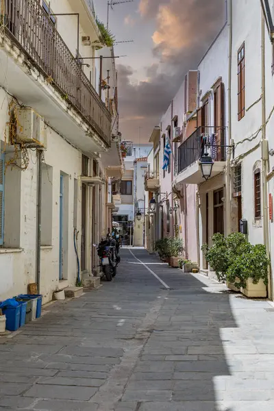 Akdeniz 'in eski bir kasabası. Dar sokaklardaki tarihi binalar. Yunanistan, Girit 'teki Rethymno kentsel görünümü