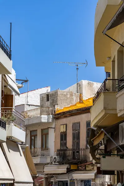 Akdeniz 'in eski bir kasabası. Dar sokaklardaki tarihi binalar. Yunanistan, Girit 'teki Rethymno kentsel görünümü