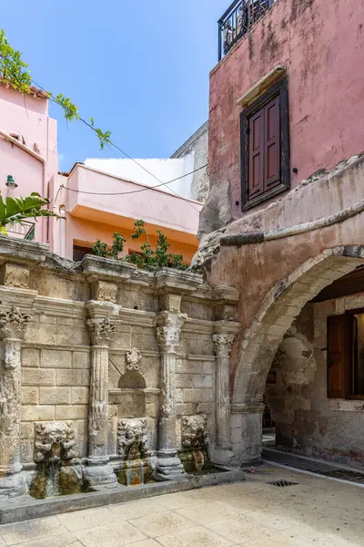 Akdeniz 'in eski bir kasabası. Dar sokaklardaki tarihi binalar. Yunanistan, Girit 'teki Rethymno kentsel görünümü