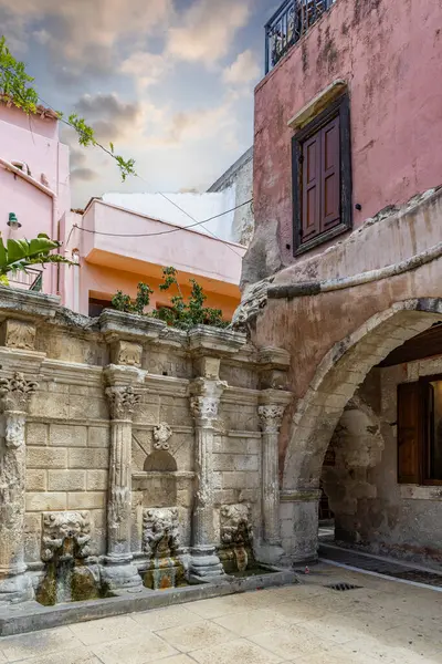 Akdeniz 'in eski bir kasabası. Dar sokaklardaki tarihi binalar. Yunanistan, Girit 'teki Rethymno kentsel görünümü