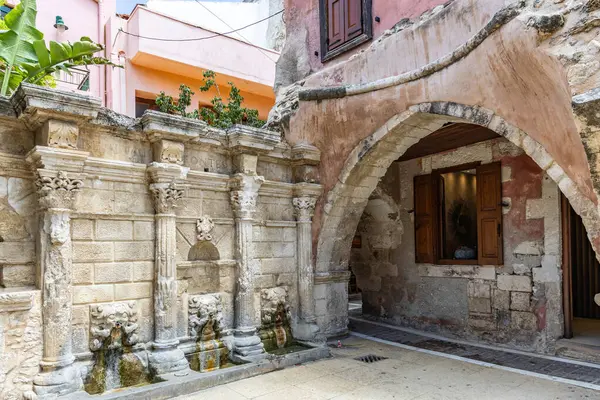 Akdeniz 'in eski bir kasabası. Dar sokaklardaki tarihi binalar. Yunanistan, Girit 'teki Rethymno kentsel görünümü