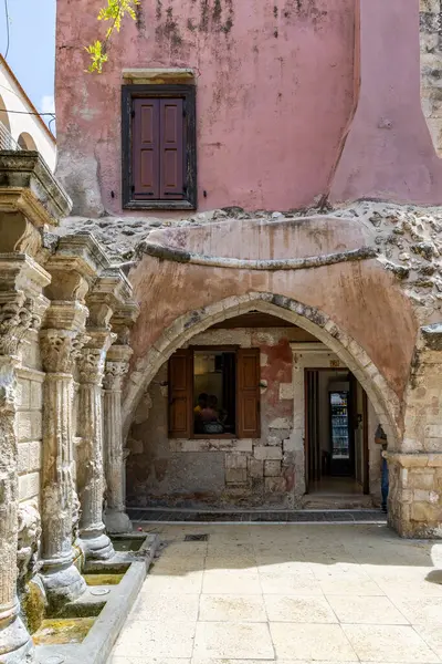 Akdeniz 'in eski bir kasabası. Dar sokaklardaki tarihi binalar. Yunanistan, Girit 'teki Rethymno kentsel görünümü
