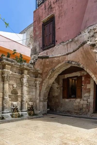 Akdeniz 'in eski bir kasabası. Dar sokaklardaki tarihi binalar. Yunanistan, Girit 'teki Rethymno kentsel görünümü