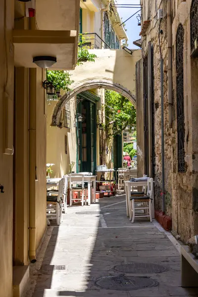 Akdeniz 'in eski bir kasabası. Dar sokaklardaki tarihi binalar. Yunanistan, Girit 'teki Rethymno kentsel görünümü
