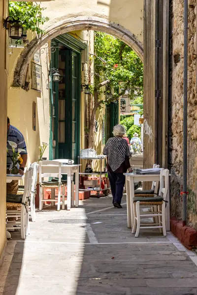 Akdeniz 'in eski bir kasabası. Dar sokaklardaki tarihi binalar. Yunanistan, Girit 'teki Rethymno kentsel görünümü