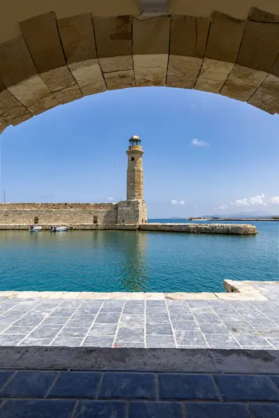 Akdeniz 'in eski bir kasabası. Tarihi taştan bir deniz feneri. Yunanistan 'ın Rethymno kentindeki mavi gökyüzü ile gündüz manzarası
