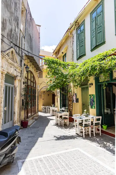 Akdeniz 'in eski bir kasabası. Dar sokaklardaki tarihi binalar. Yunanistan, Girit 'teki Rethymno kentsel görünümü