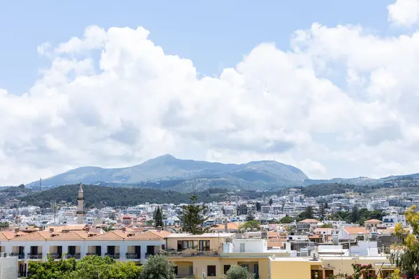 Akdeniz 'in eski bir kasabası. Dar sokaklardaki tarihi binalar. Yunanistan, Girit 'teki Rethymno kentsel görünümü