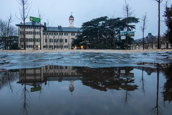 Güzel tarihi Landgrave Kalesi ve Prusya kralları ve Alman imparatorlarının yazlık evi. Bad Homburg, Hesse, Almanya 'daki şato parkında yağmurlu bir hava var.