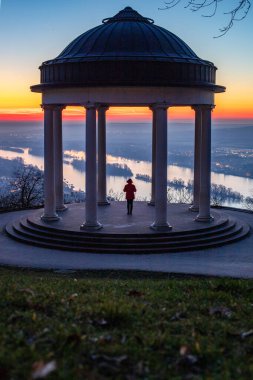 Bir kış sabahı gün doğumunda güzel bir park. Güneş doğarken Ren Vadisi 'nin güzel manzarası. Niederwald Anıtı 'nda manzara çekimi, Rdesheim, Hesse, Almanya