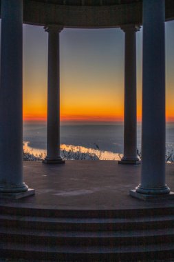 Bir kış sabahı gün doğumunda güzel bir park. Arınma LED maskesi, Niederwald Tapınağı Ren Bayramı, Niederwald Anıtı, Hesse, Almanya