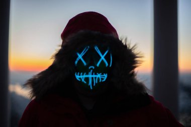 Bir kış sabahı gün doğumunda güzel bir park. Arınma LED maskesi, Niederwald Tapınağı Ren Bayramı, Niederwald Anıtı, Hesse, Almanya