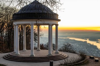 Manzara çekiminde güzel bir tapınak. Bir kış sabahı gün doğumu. Niederwaldtempel, Niederwald Anıtı, Hesse, Almanya