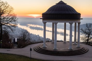 Manzara çekiminde güzel bir tapınak. Bir kış sabahı gün doğumu. Niederwaldtempel, Niederwald Anıtı, Hesse, Almanya