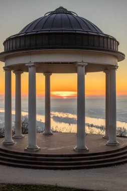 Manzara çekiminde güzel bir tapınak. Bir kış sabahı gün doğumu. Niederwaldtempel, Niederwald Anıtı, Hesse, Almanya