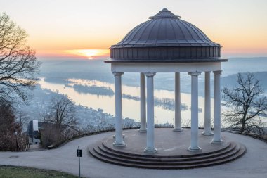Manzara çekiminde güzel bir tapınak. Bir kış sabahı gün doğumu. Niederwaldtempel, Niederwald Anıtı, Hesse, Almanya