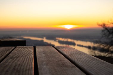 Bir kış sabahı gün doğumunda güzel bir park. Güneş doğarken Ren Vadisi 'nin güzel manzarası. Niederwald Anıtı 'nda manzara çekimi, Rdesheim, Hesse, Almanya
