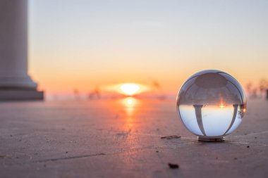 Bir kış sabahı gün doğumunda güzel bir park. Lensball Fotoğrafçılık: Niederwald Anıtı, Rdesheim, Hesse, Almanya
