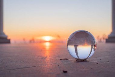 Bir kış sabahı gün doğumunda güzel bir park. Lensball Fotoğrafçılık: Niederwald Anıtı, Rdesheim, Hesse, Almanya