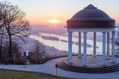Manzara çekiminde güzel bir tapınak. Bir kış sabahı gün doğumu. Niederwaldtempel, Niederwald Anıtı, Hesse, Almanya