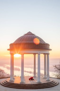 Manzara çekiminde güzel bir tapınak. Bir kış sabahı gün doğumu. Niederwaldtempel, Niederwald Anıtı, Hesse, Almanya