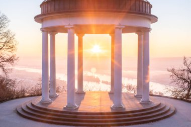 Manzara çekiminde güzel bir tapınak. Bir kış sabahı gün doğumu. Niederwaldtempel, Niederwald Anıtı, Hesse, Almanya